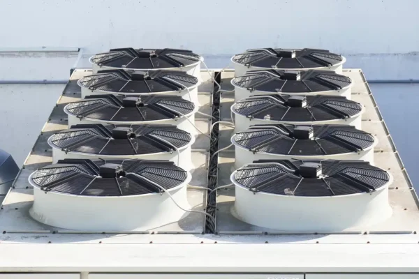 ac system with air conditioning units on roof of building